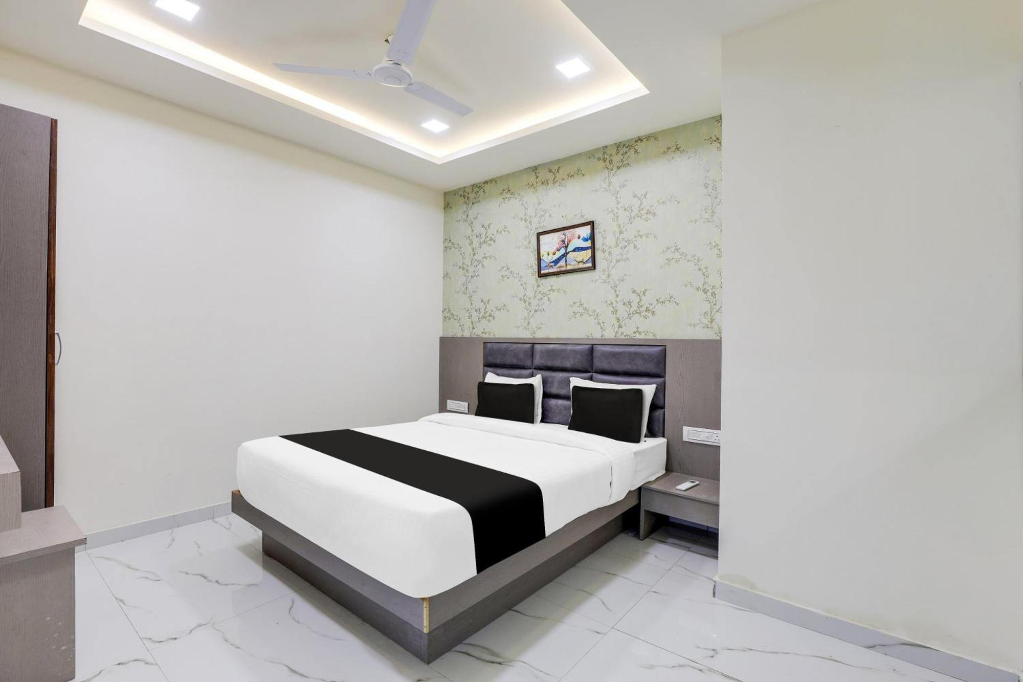 Hotel O Neek Palace Ahmedabad Esterno foto