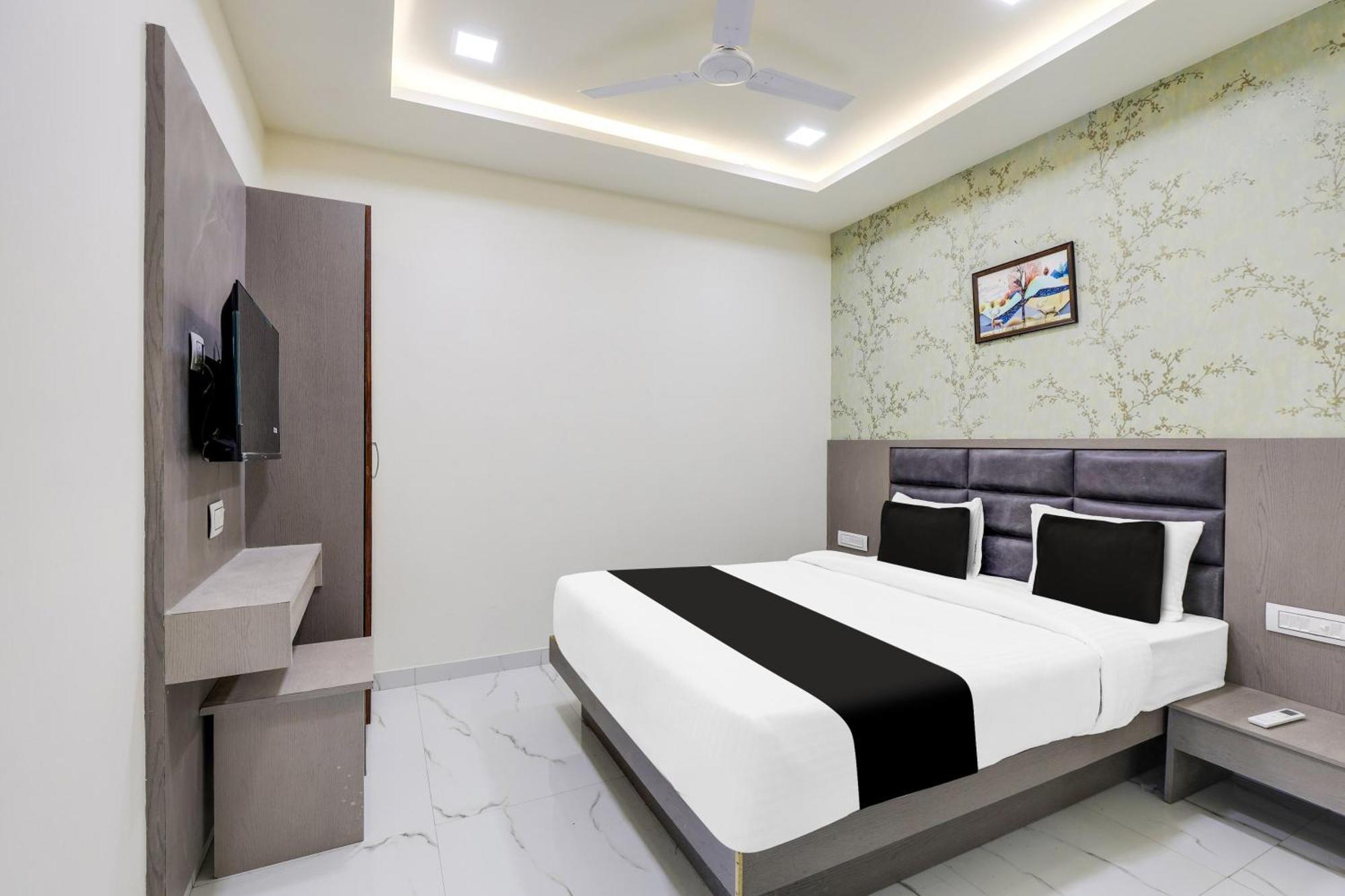 Hotel O Neek Palace Ahmedabad Esterno foto