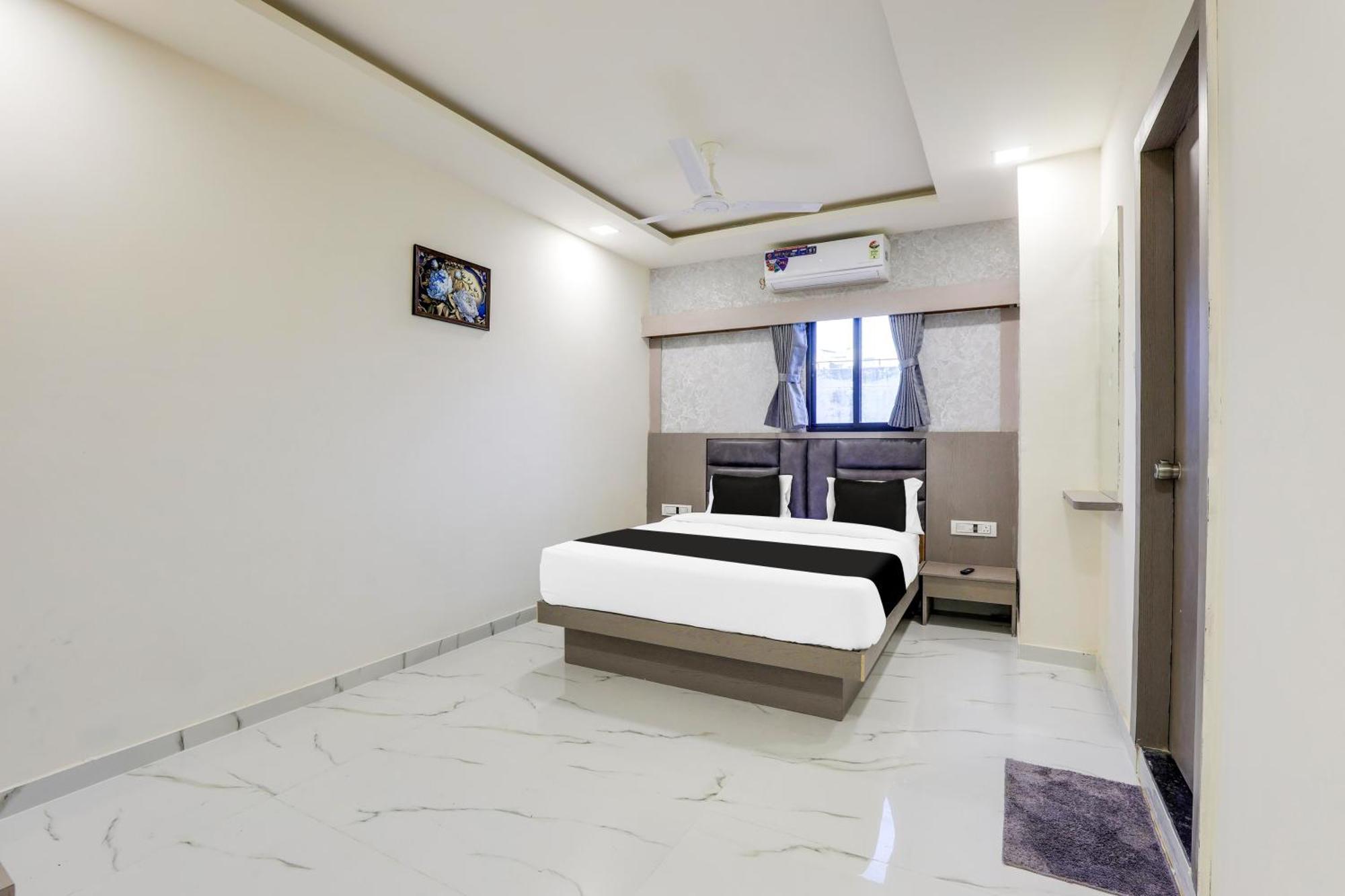 Hotel O Neek Palace Ahmedabad Esterno foto