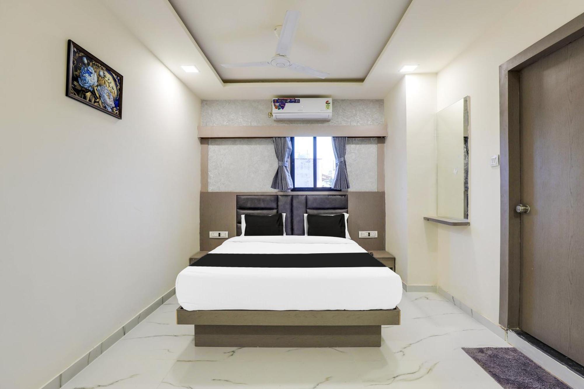 Hotel O Neek Palace Ahmedabad Esterno foto